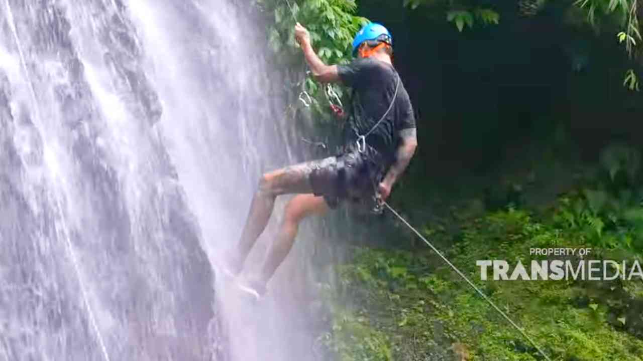 Rappeling Seru Curug Aseupan yang Dikelilingi Rimbunnya Hutan Hijau