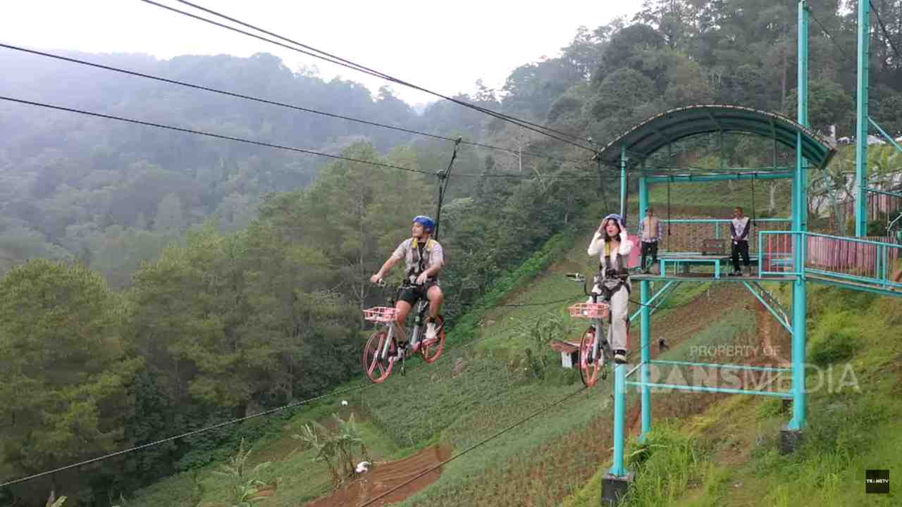 Mengendarai Sepeda Gantung di Sevillage Jadi Kenangan Tak Terlupakan